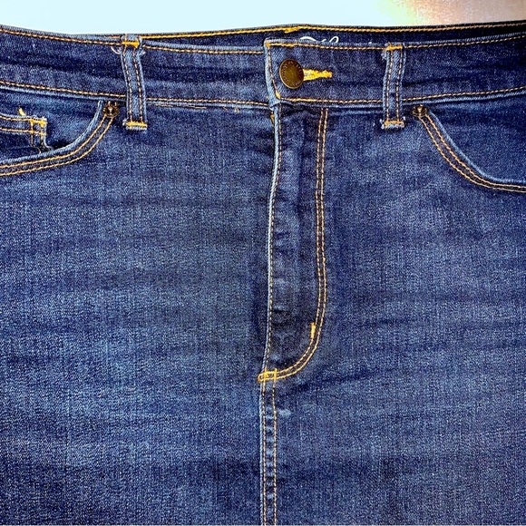 LN SHORT JEAN SKIRT, 5 POCKET DESIGN BELT LOOPS, FRAYED HEM, ZIP & BUTTON FLY. - Picture 6 of 8